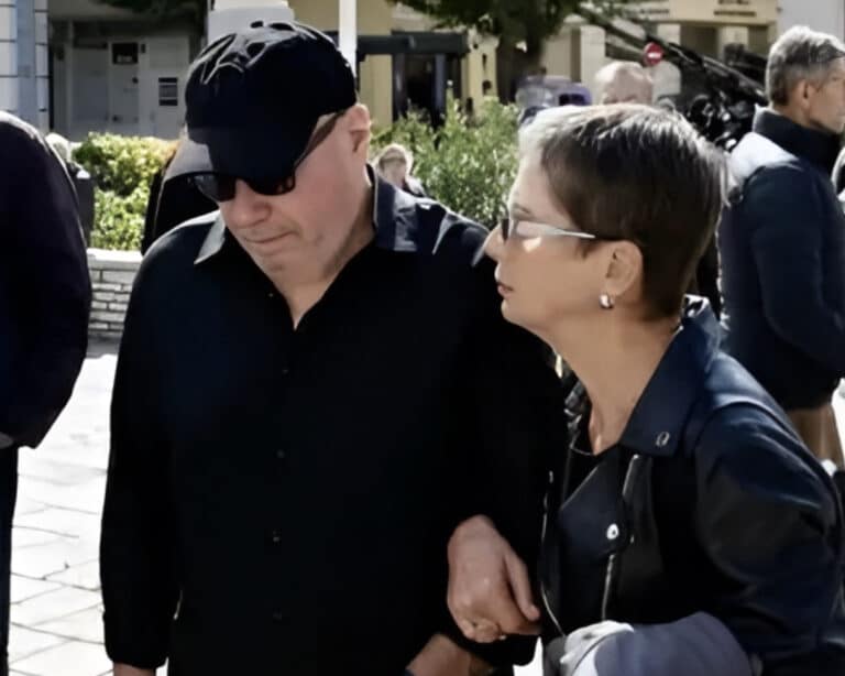 Θρήνος και οδύνη στην κηδεία του Μανώλη Λιδάκη: Τραγικές φιγούρες τα αδέλφια του –  Οι καλλιτέχνες που έδωσαν το παρών