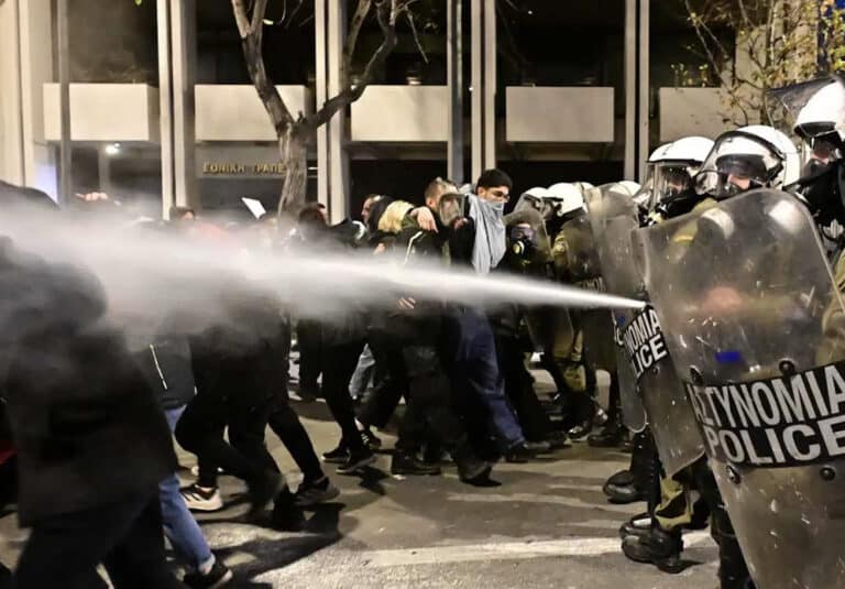 Επεισόδια στο Σύνταγμα: Για κακούργημα διώκονται οι συλληφθέντες – Στο αυτόφωρο τα 25 μέλη του «Ρουβίκωνα»