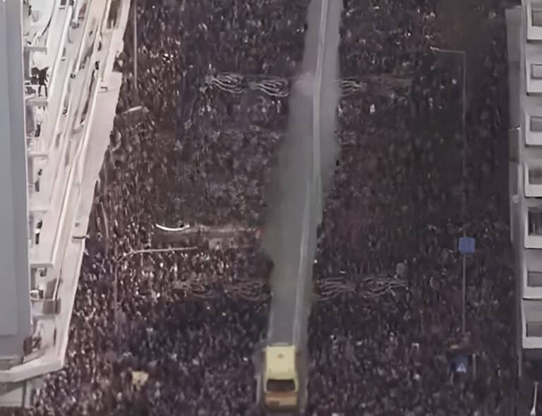 Θεσσαλονίκη: Διαδηλωτές έκαναν διάδρομο για να περάσει ασθενοφόρο – Το βίντεο που έγινε viral