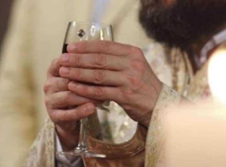 Γιατί οι νεόνυμφοι πίνουν από το ίδιο ποτήρι κρασί κατά την διάρκεια του γάμου