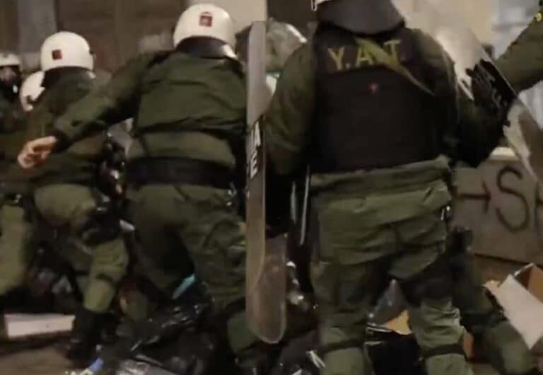 Συλλαλητήριο για τα Τέμπη: Άνδρες των ΜΑΤ πέταξαν διαδηλωτή σε κάδους και του πίεζαν το πρόσωπο στα σκουπίδια