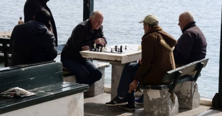 Μποναμάς σε χιλιάδες συνταξιούχους μέχρι το Πάσχα – Ποιοι θα δουν φουσκωμένους τους λογαριασμούς τους