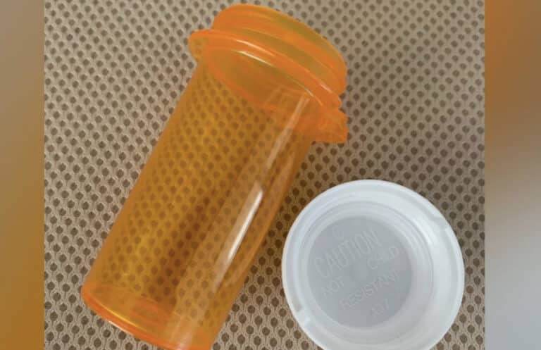 Σταματήστε να πετάτε το μπουκάλι από τα χάπια. Να 13 τρόποι για να το επαναχρησιμοποιήσετε.