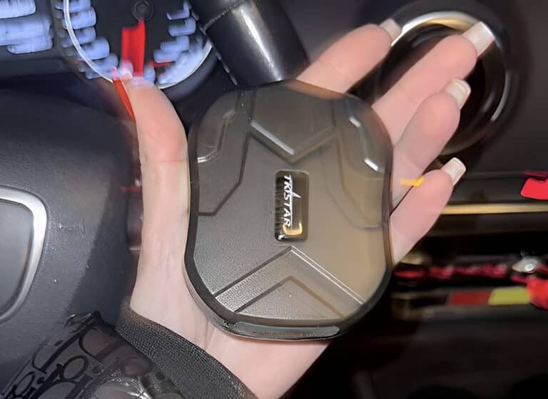 Γλυφάδα: Ανήμερα της γιορτής της γυναίκας τραγουδίστρια βρήκε κοριό και GPS στο αυτοκίνητό της