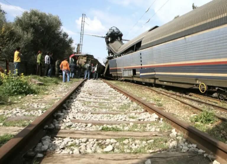 Τρένο παρέσυρε αυτοκίνητο που ήταν παρκαρισμένο πάνω στις γραμμές – Σε κατάσταση σοκ μηχανοδηγός και επιβάτες