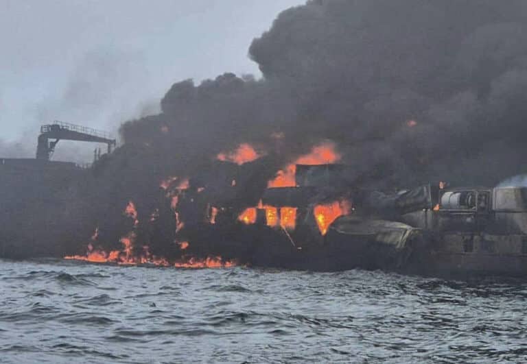 Συγκρούστηκαν δεξαμενόπλοιο και φορτηγό πλοίο – Μεγάλη φωτιά