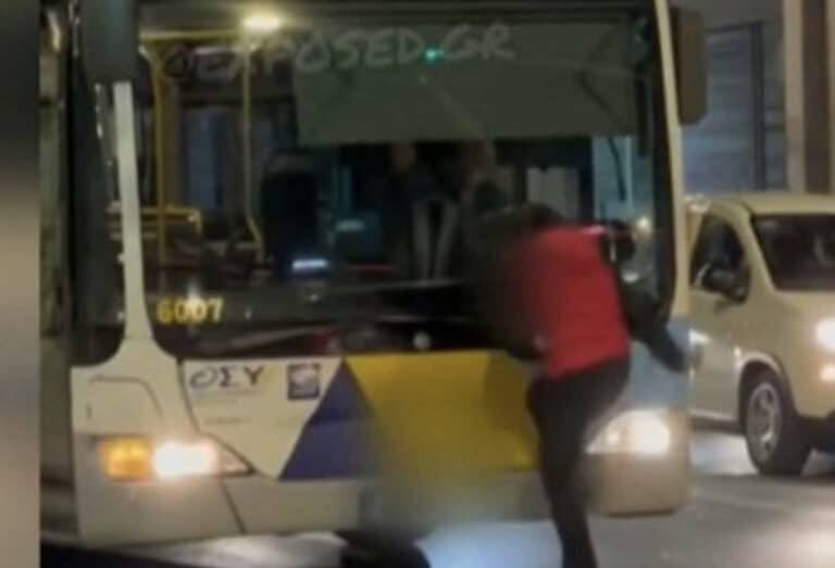 Απίστευτο συμβάν: Γυναίκα χτυπούσε λεωφορείο του ΟΑΣΑ και έβριζε επειδή δεν μπόρεσε να επιβιβαστεί