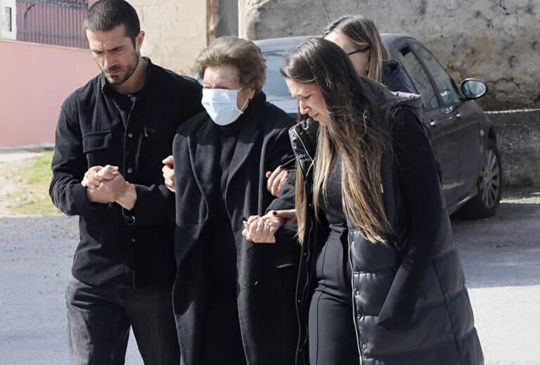 Υποβασταζόμενη η μητέρα της Καίτης Κωνσταντίνου στην κηδεία της ηθοποιού – Θα ταφεί δίπλα στον πατέρα της