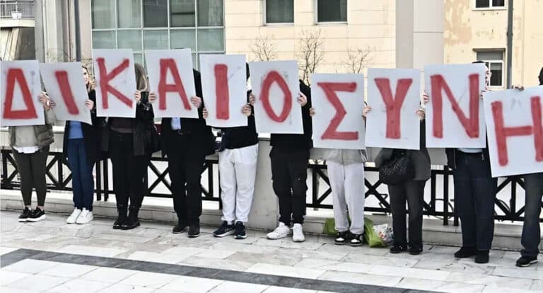 Δίκη για Μάτι: Συγγενείς των 104 θυμάτων συγκεντρώθηκαν έξω από το Εφετείο Αθηνών – Ζητούν την καταδίκη των κατηγορουμένων