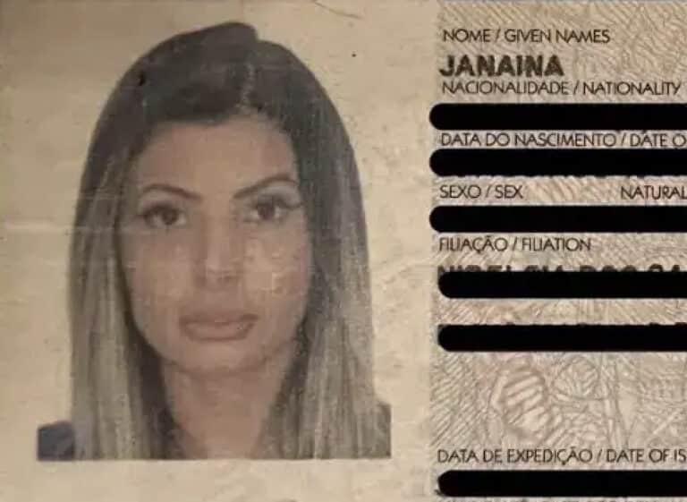 Απίστευτο: Την κράτησαν στο αεροδρόμιο γιατί από τις πολλές πλαστικές δεν την αναγνώριζαν στο διαβατήριό της