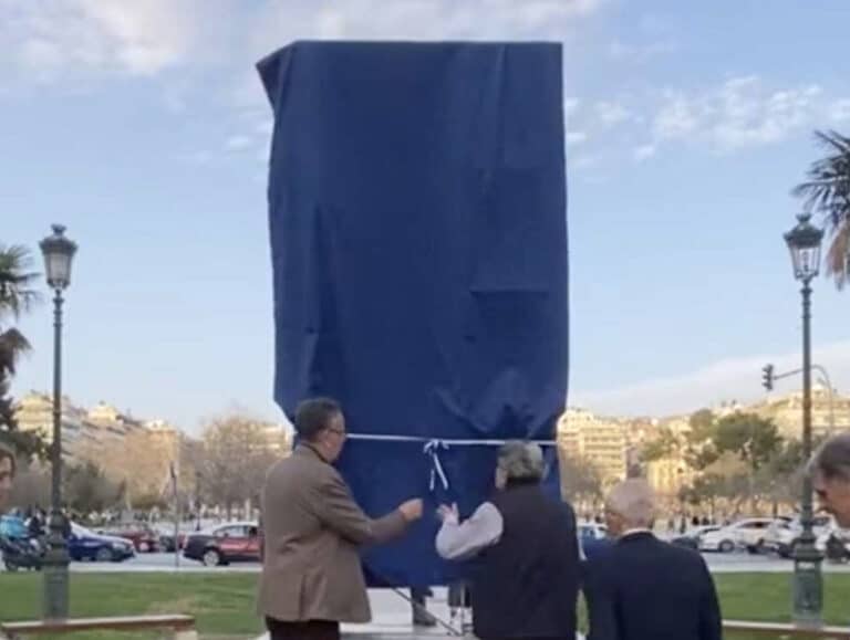 Σάλος στη Θεσσαλονίκη με νέο γλυπτό που δείχνει γυναίκαςσε λεωφορείο