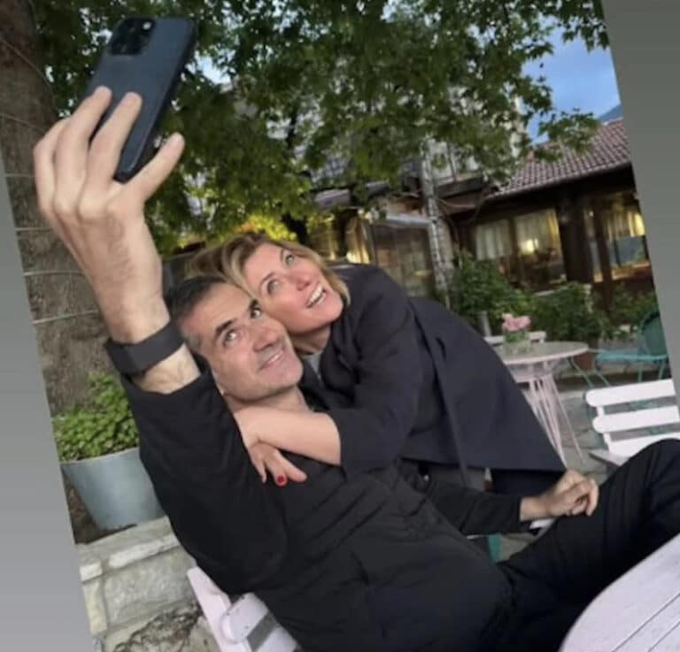 Χαμός με την selfie Κώστα Μπακογιάννη και Σιας Κοσιώνη – Η περίεργη φωτογραφία και οι ευχές