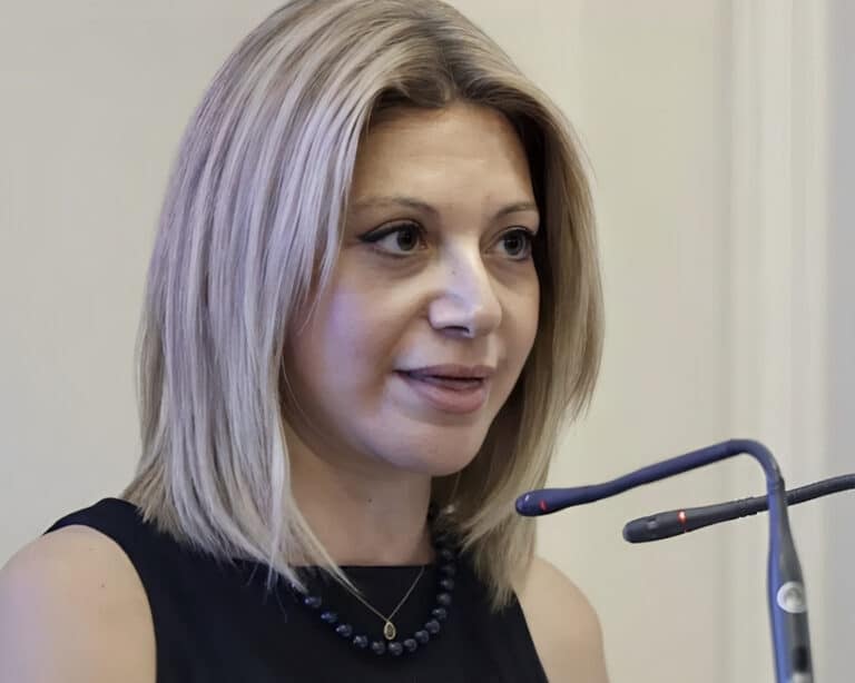 «Κόλαφος» η Καρυστιανού  για την κυβέρνηση:  «Eύχομαι μια χώρα με οξυγόνο»