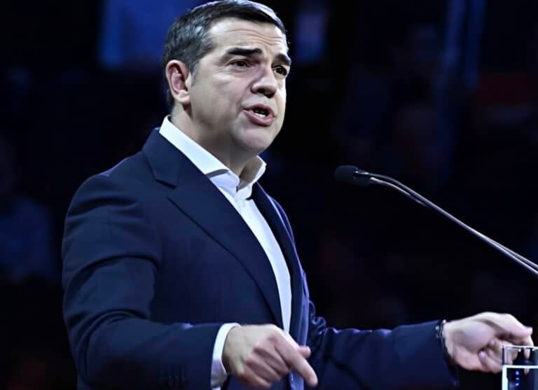 Τσίπρας κατά Μητσοτάκη:  «Με την παραμονή της κυβέρνησης διακυβεύεται η εθνική ακεραιότητα»