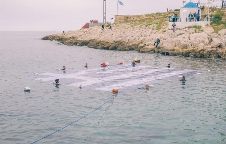 Η Ελληνική σημαία στη θάλασσα του Πειραιά για την 25η Μαρτίου