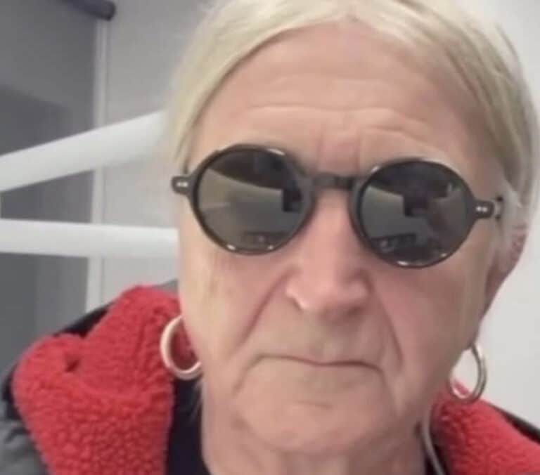 Πασίγνωστος Έλληνας βγήκε φωτογραφία και ξετpέλανε το γυναικείο πληθυσμό με το απαράμιλλο στιλ του  