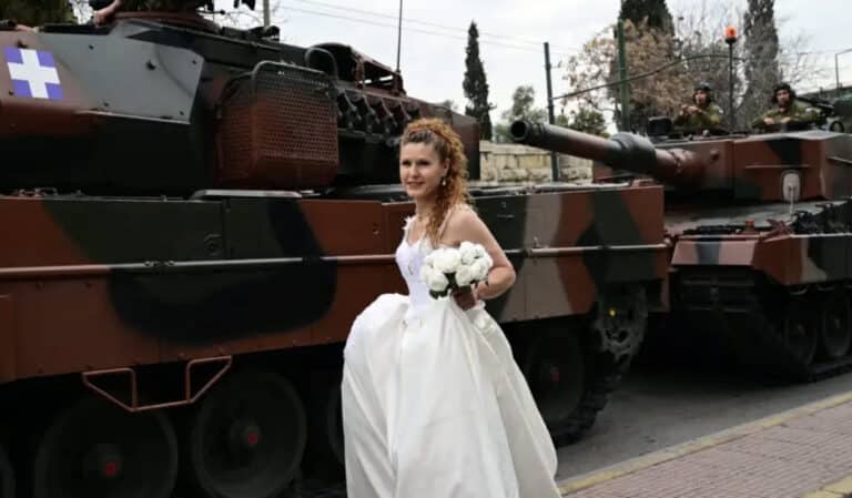 25η Μαρτίου: Νύφη με ανθοδέσμη στο χέρι πόζαρε μπροστά από τα άρματα πριν την παρέλαση