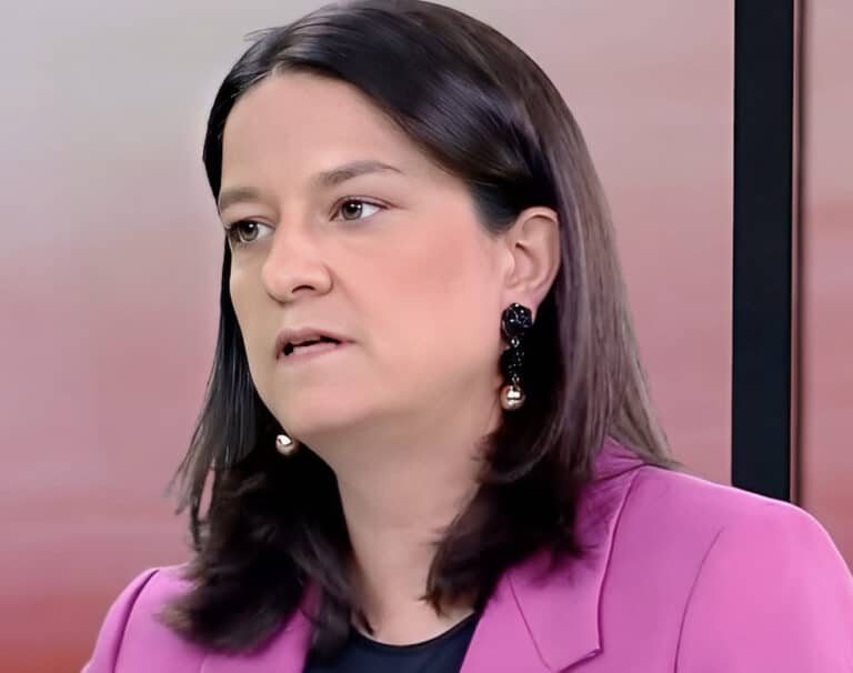 Νίκη Κεραμέως: «Σοβαρές πιθανότητες να ξεπεράσουμε τα 1.500 εupώ μέσο μισθό το 2027»