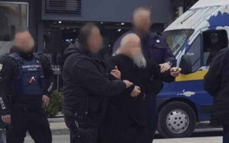 Στην ψυχιατρική κλινική της Λάρισας ο αρχιμανδρίτης που έβριζε και έκανε άσεμνες χειρονομίες στους αστυνομικούς