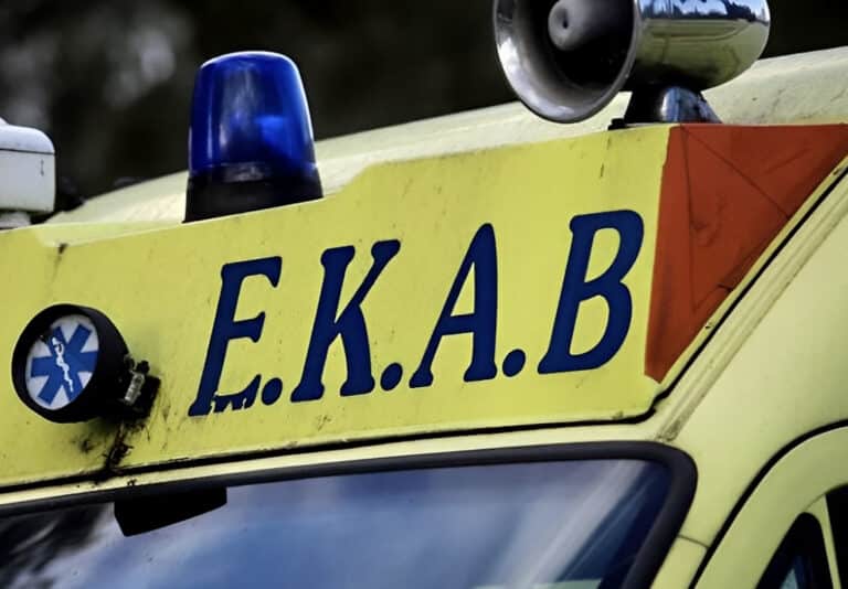 Tραγωδία: Πέθανε στο πεζοδρόμιο περιμένοντας ασθενοφόρο του ΕΚΑΒ