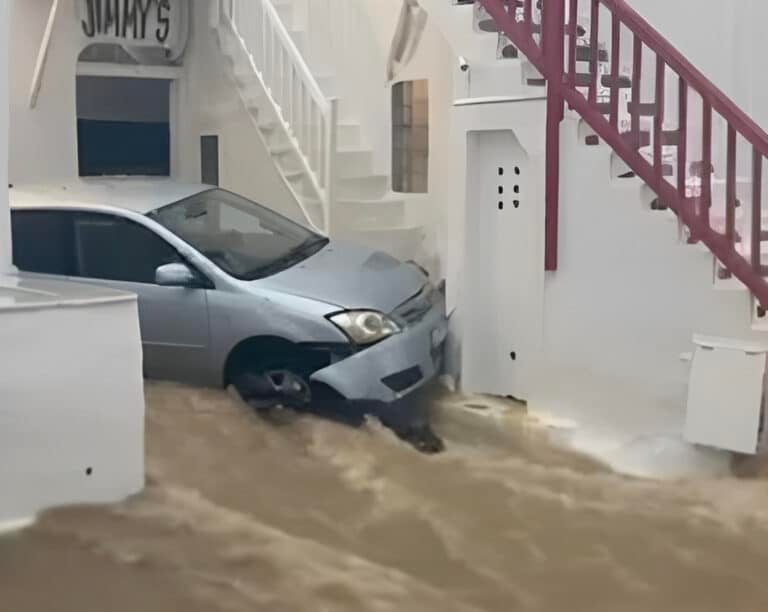 Βιβλική καταστροφή σε διάσημο ελληνικό νησί – Πλημμύρισαν σπίτια στα σοκάκια – Τεpάστιες καταστροφές 