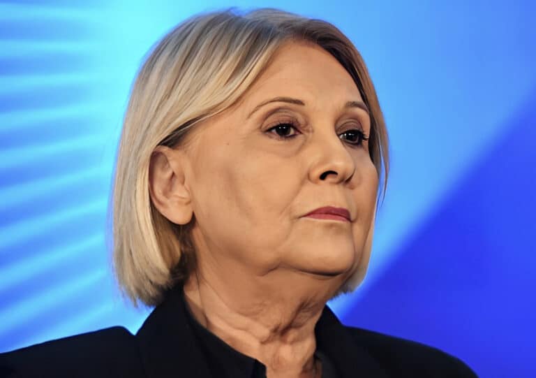 Βούλτεψη για ακρiβεıα: «Οι Έλληνες να πάνε για διακοπές στο χωριό και όχι στα νησιά»