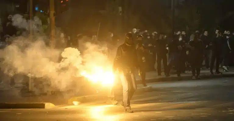 Επεισόδια και φωτιές έξω από τη Βουλή, καίνε πάλι το Σύνταγμα – Επεισόδια και στη Θεσσαλονίκη