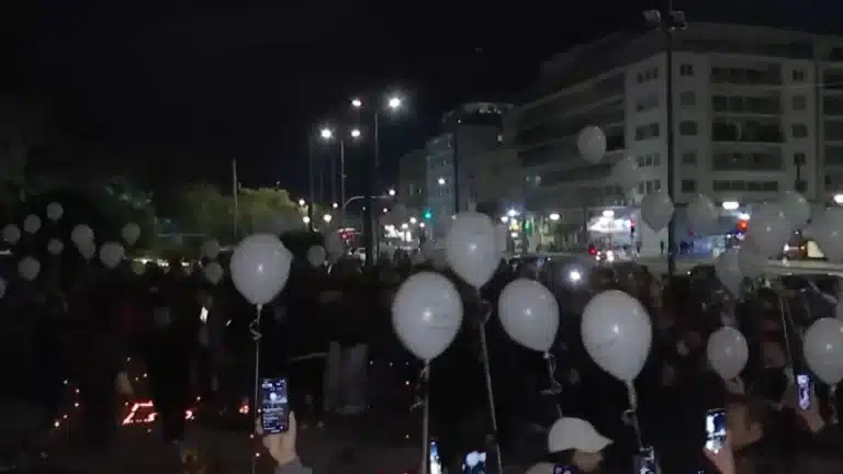 Τέμπη: 57 μπαλόνια στον ουρανό της Αθήνας ακριβώς στις 23:18 – Συμπληρώθηκαν 2 χρόνια από τη μοιραία σύγκρουση