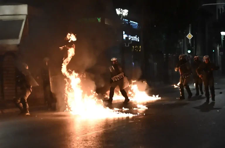 Επεισόδια στο Σύνταγμα στη νέα συγκέντρωση για τα 57 θύματα στα Τέμπη με μολότοφ και κρότου λάμψης