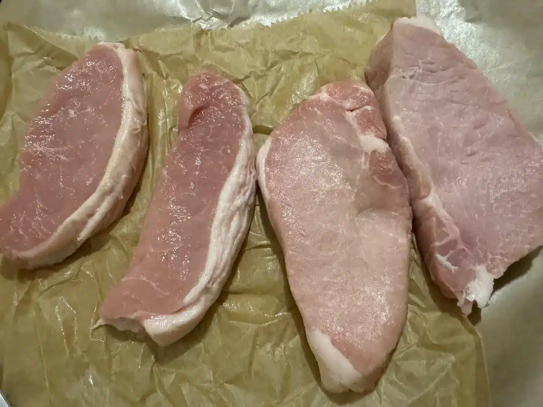 Όταν αγοράζετε χοιρινό κρέας πρέπει να διαλέγετε το σκούρο ή το ανοιχτόχρωμο. Η μεγάλη διαφορά που ελάχιστοι γνωρίζουν 2 why the difference in these pork chops v0 l95mpdbucofc1