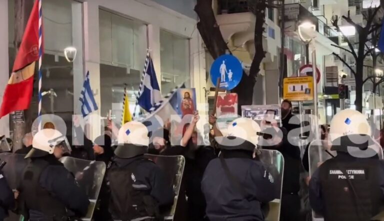Λάρισα: Με ράσα, χριστιανικές εικόνες και σημαίες, ένθερμοι χριστιανοί συγκεντρώθηκαν στο θέατρο που παίζει ο Ζαραλίκος
