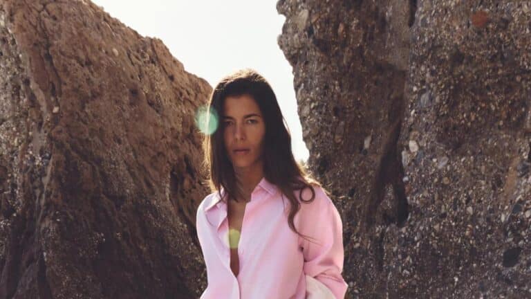 Η λευκή φούστα από τα Zara που φαίνεται σαν να ξεπήδησε από μια παριζιάνικη μπουτίκ