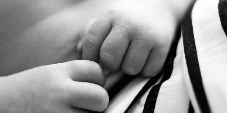 Φρίκη! Υπάλληλος βρεφονηπιακού σταθμού έδωσε σε κοριτσάκι 11 μηνών
