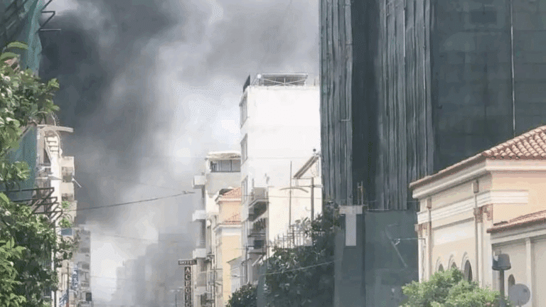 Mεγάλη φωτιά σε κατάστημα Zara στην Πάτρα – Παντού πυκνοί καπνοί σε όλη την πόλη