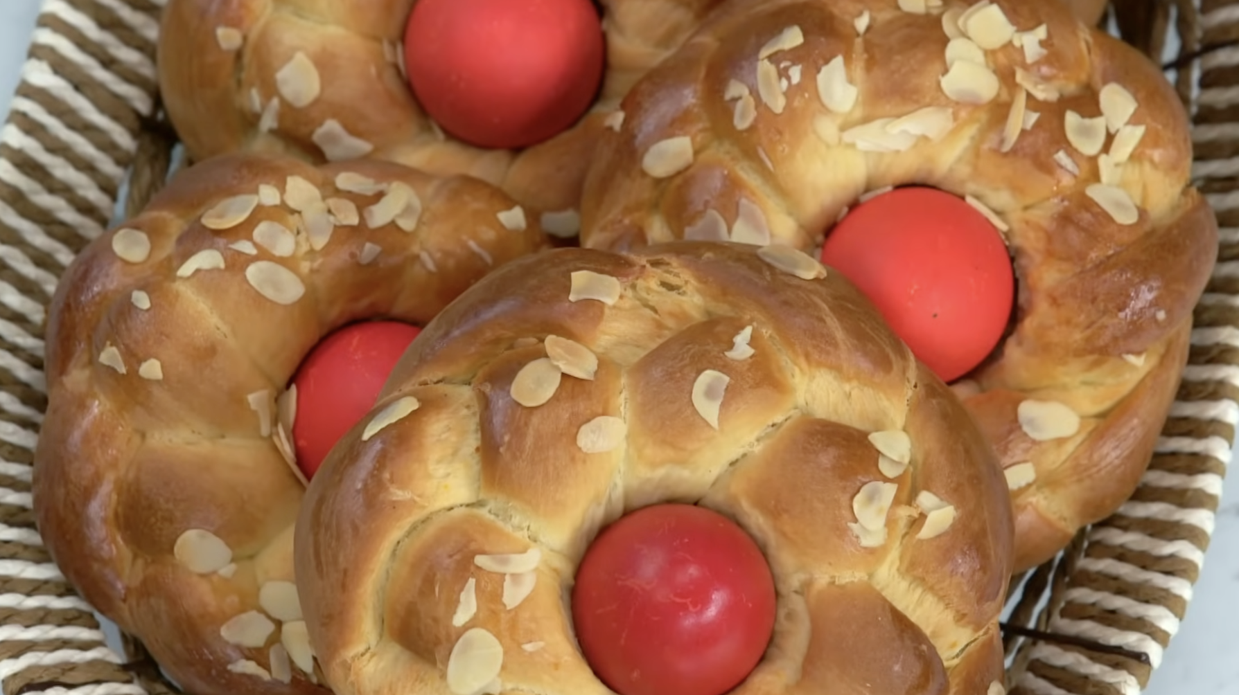 Χαμός με τα πασχαλινά ατομικά τσουρεκάκια του Άκη: Έδωσε για 1η φορά την συνταγή κι όλες τα φτιάχνουν σαν… τρελές 1 2026 03 04 13.32.54