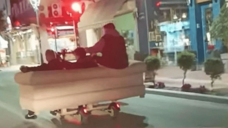 Χαμός σε ελληνική πόλη: Νεαροί έβαλαν καναπέ πάνω σε πατίνια και έκοβαν βόλτες στο κέντρο της πόλης