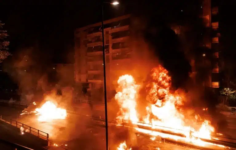 Εκρηκτικό Πάσχα στο Νέο Κόσμο: Μολότοφ, εκρήξεις, επεισόδια και συλλήψεις έξω από τον ναό της Αναλήψεως στην οδό Λαγουμιτζή