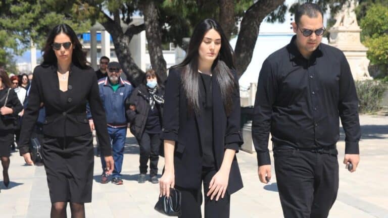 Χρίστος & Μάιρα Κούγια: Αγκαλιά με τη μητέρα τους, Εύη Βατίδου, στο μνημόσυνο του Αλέξη Κούγια