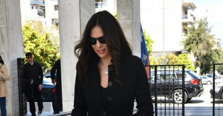 Η Εύη Βατίδου στο μνημόσυνο του Αλέξη Κούγια στο Α’ Νεκροταφείο