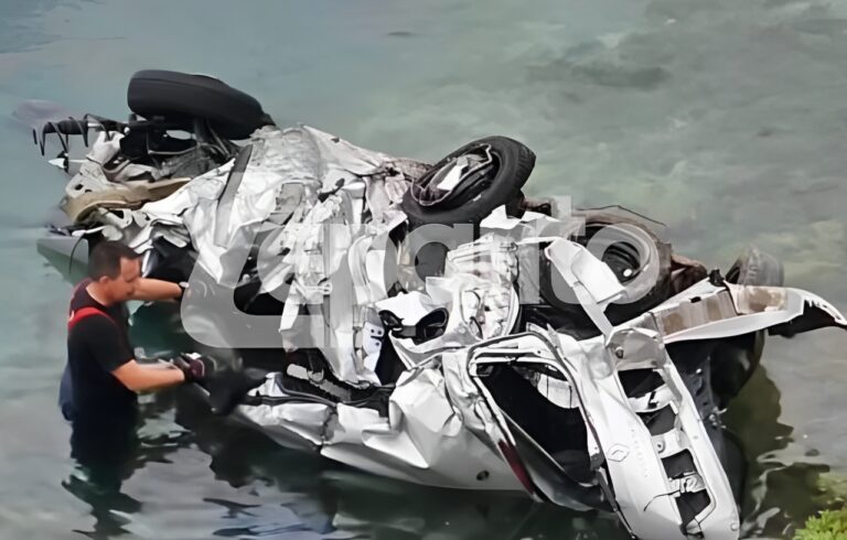 Νεκρή 27χρονη σε τροχαίο στη Φωκίδα – Το ΙΧ έπεσε σε γκρεμό, την απεγκλώβισαν πυροσβέστες με βάρκες