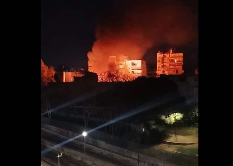 Μεγάλη φωτιά σε εγκαταλελειμμένο εργοστάσιο στα Πατήσια