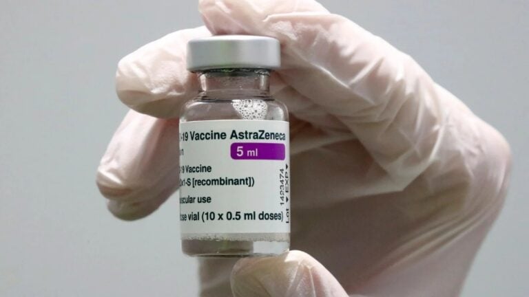AstraZeneca: Απίστευτο κι όμως αληθινό – Δικαιώθηκε θύμα του εμβολίου στην Ελλάδα και πήρε αποζημίωση 50.000 εupώ