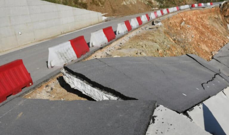 Κατέρρευσε ο νέος παραλιακός δρόμος πριν εγκαινιαστεί – Έργο για.. βραβείο 