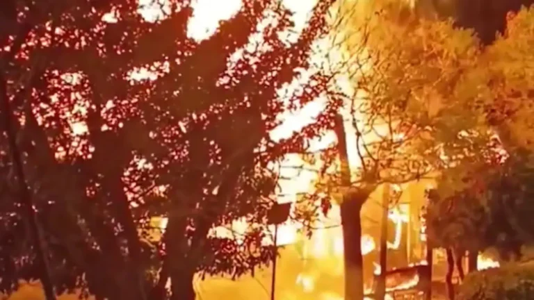 Αθήνα: Φωτιά σε λεωφορείο – Οι φλόγες επεκτάθηκαν σε στάση