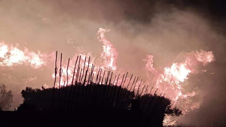 Φωτιά στην Κερατέα, πνέουν ισχυροί άνεμοι στην περιοχή