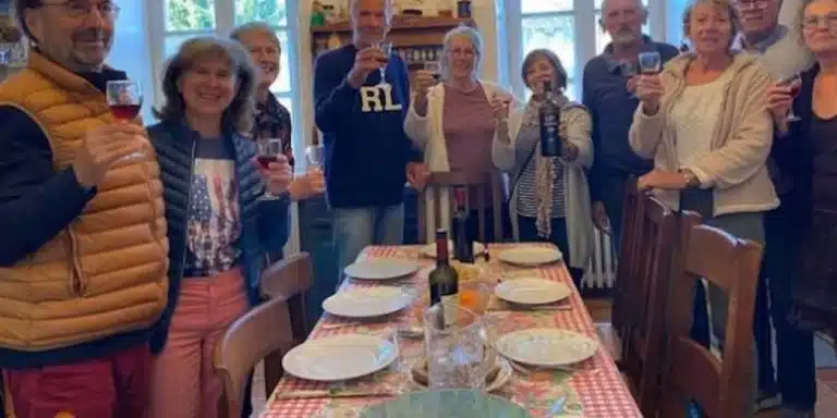 Για να αποφύγουν να «καταλήξουν σε γηροκομείο», 14 ηλικιωμένοι αγόρασαν ένα μεγάλο σπίτι όπου ζουν όλοι μαζί