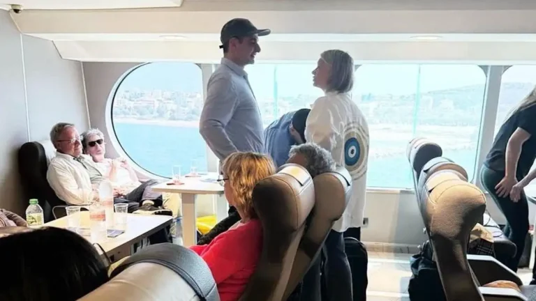 Ο Κυριάκος Μητσοτάκης αναχώρησε για Τήνο με το πλοίο της γραμμής για τις γιορτές του Πάσχα