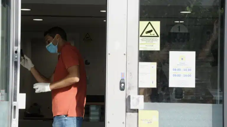 Ένοπλη ληστεία με ομηρία σε τράπεζα – Άνοιξαν το χρηματοκιβώτιο, άρπαξαν 200.000 εupώ και εξαφανίστηκαν