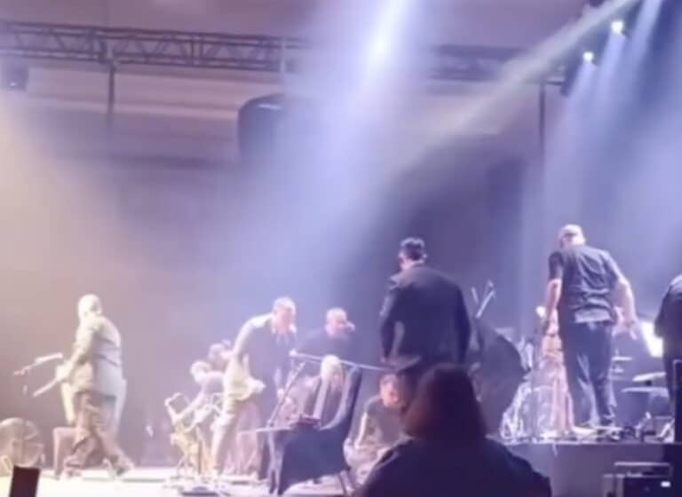 Πασίγνωστος τραγουδιστής κατέρρευσε πάνω στη σκηνή και πέθανε