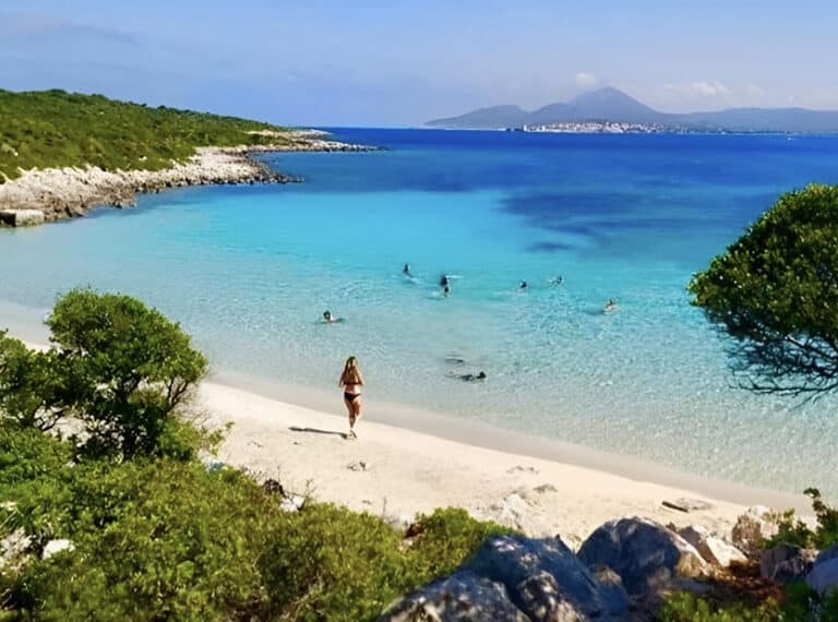 Ζεστά νερά, χωρίς κύμα: Το ελληνικό νησί των 7 κατοίκων έχει 1 παραλία που δεν βρίσκεις ούτε στην Καραϊβική